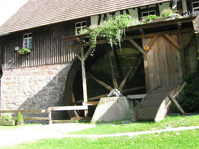 Oberschlächtiges Wasserad an der Mönchshofmühle im Waldachtal 