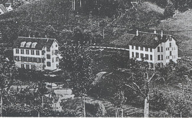Die beiden Gebäude der Seidenweberei Carl Mez. Links die ehemalige Vordere Mühle, rechts das 